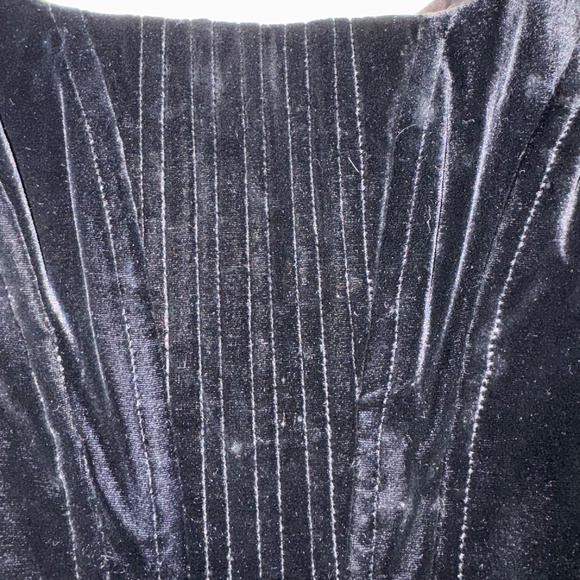 Black velvet cropped fitted elegant sleeveless top. Size 6 - Picture 3 of 5